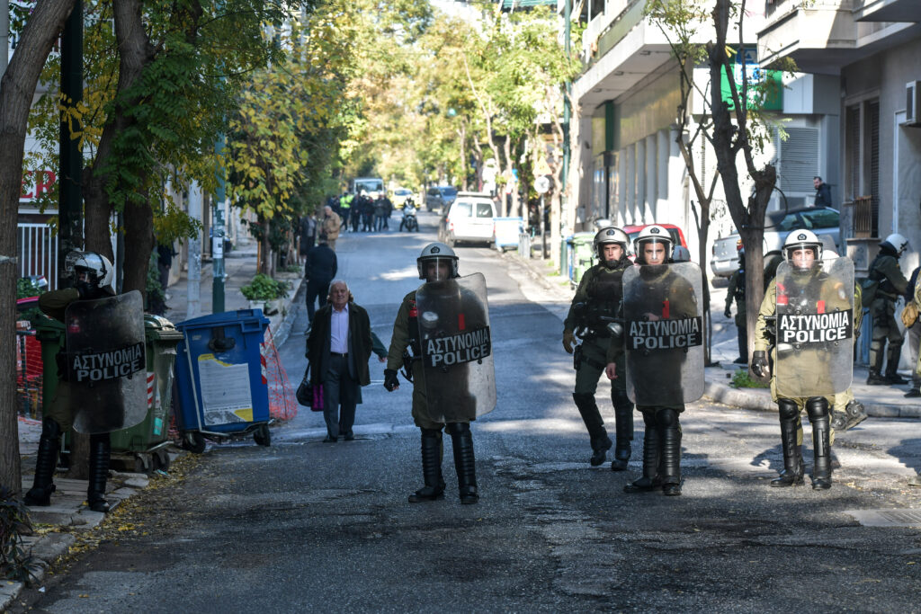 Επιχείρηση στο Κουκάκι: «Ξεφτίλες, παίζετε με εμάς που δεν έχουμε να φάμε;» (Video) - Media