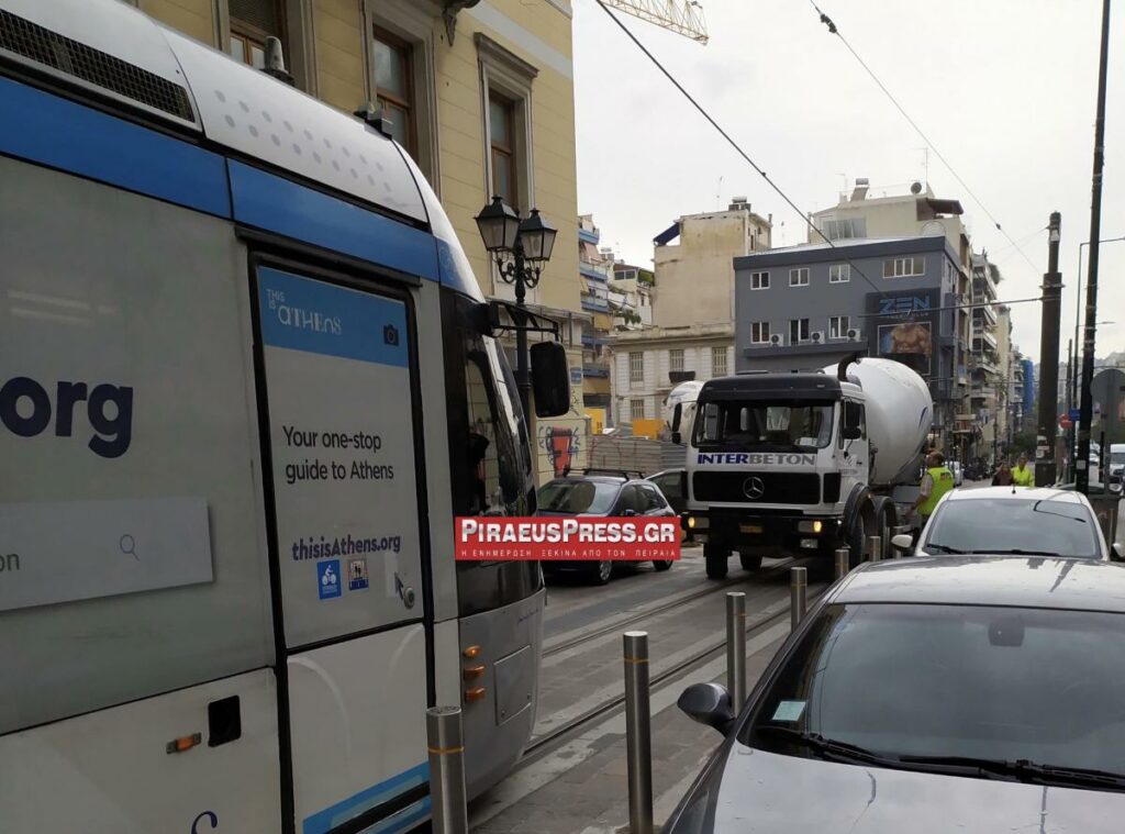 Μέχρι και με… μπετονιέρα βρέθηκε αντιμέτωπο το τραμ στον Πειραιά (Photo) - Media