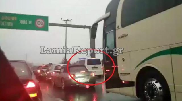 Εθνική Οδός Αθηνών-Λαμίας: Οδηγοί έκλεισαν τη Λωρίδα Έκτακτης Ανάγκης και μπλόκαραν το ασθενοφόρο (Video) - Media