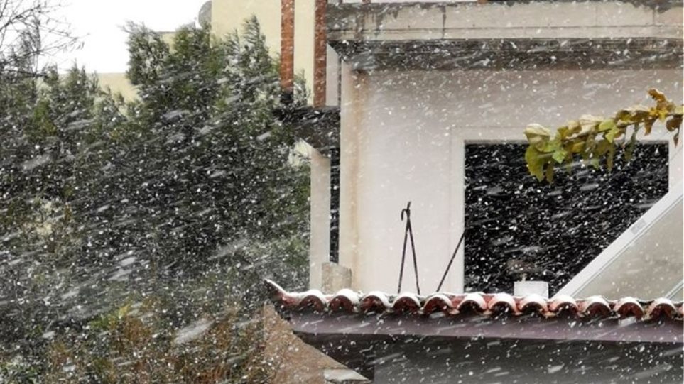 «Ζηνοβία»: Χιόνι στο κέντρο της Αθήνας και σε γειτονιές του Πειραιά (Video) - Media