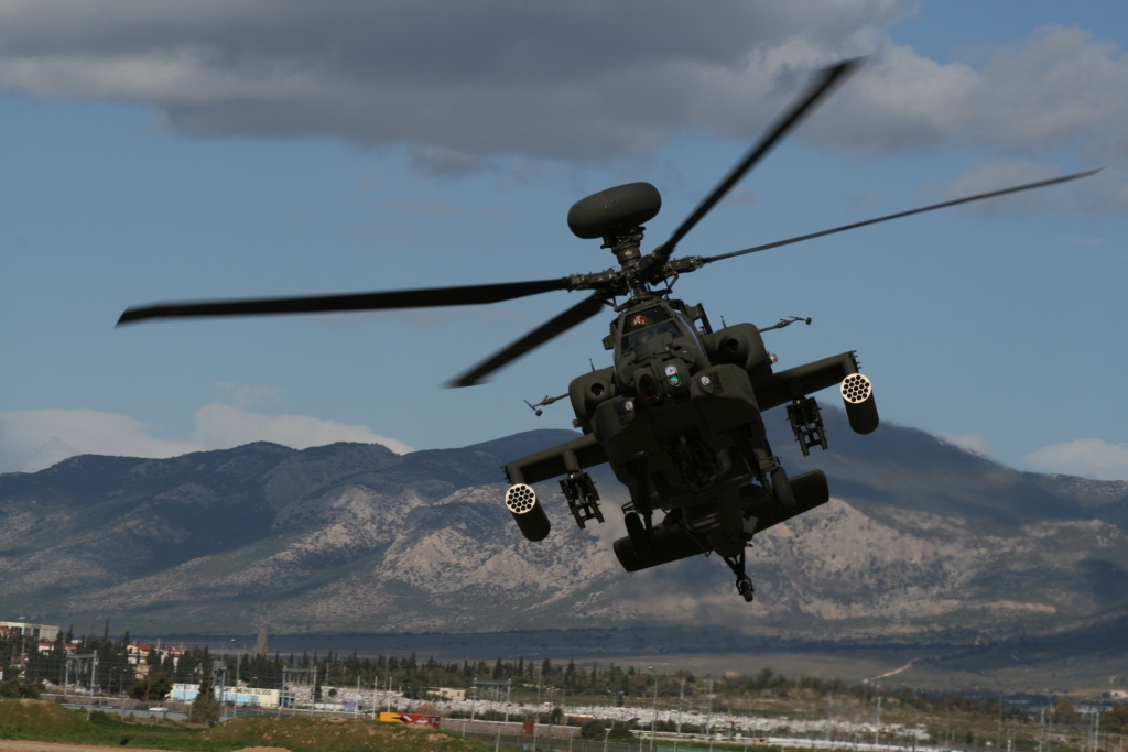Εκπαίδευση με τα AH-64 Apache του 2º ΤΕΕΠ στο απόλυτο σκοτάδι (Video) - Media