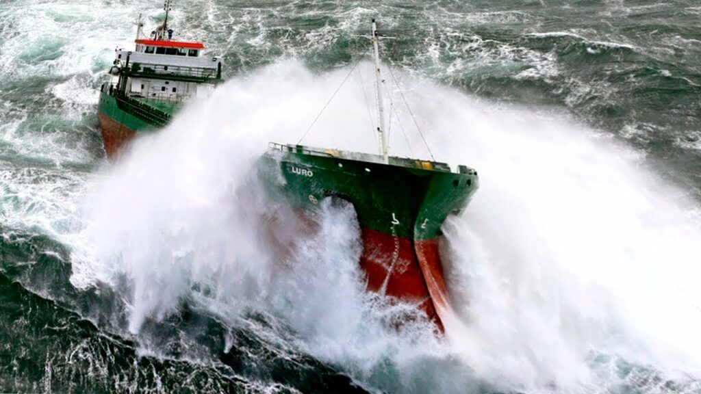 Ακυβέρνητο πλοίο με κλίση κινδυνεύει να βυθιστεί μεταξύ Σκύρου και Λέσβου - Ελικόπτερο απομακρύνει το πλήρωμα - Media