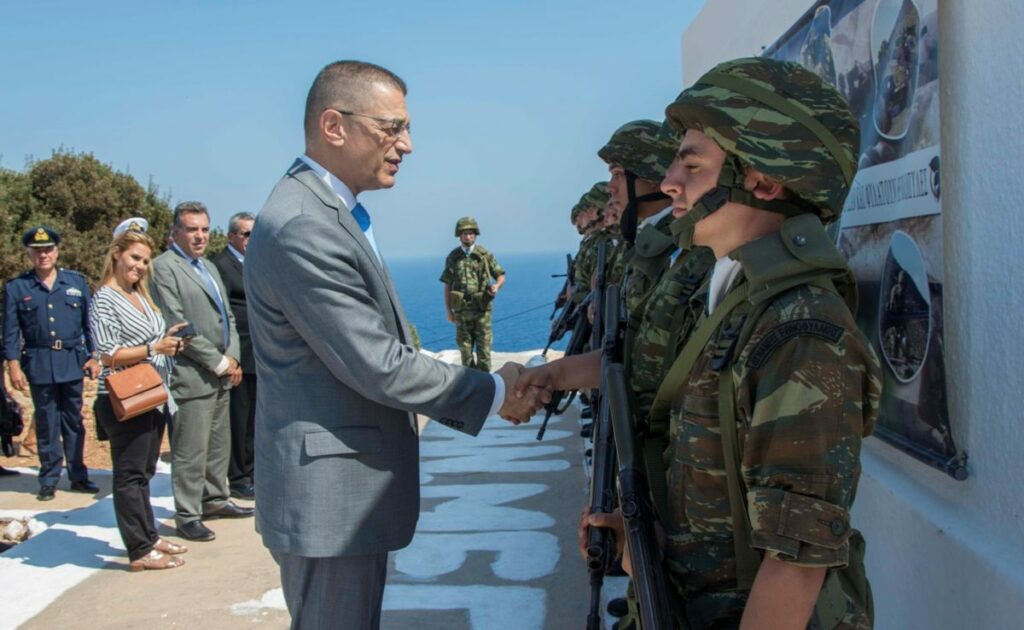 Επίσκεψη του ΥΦΕΘΑ Αλ. Στεφανή σε στρατιωτικές μονάδες για ανταλλαγή ευχών - Media