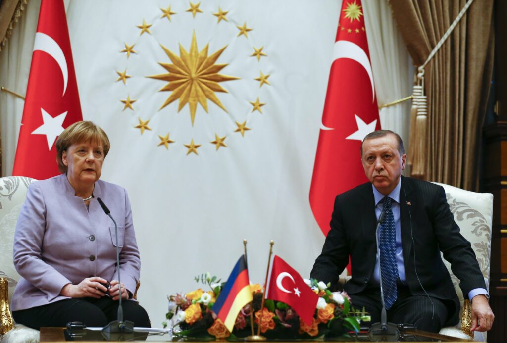 SZ: H Mέρκελ σπεύδει στην Άγκυρα για να σώσει τη συμφωνία του προσφυγικού - Media