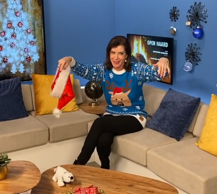 Άννα Μισέλ Ασημακοπούλου: Φορά πουλόβερ με τάρανδο και σε ρόλο «Santa» στολίζει (Video)  - Media
