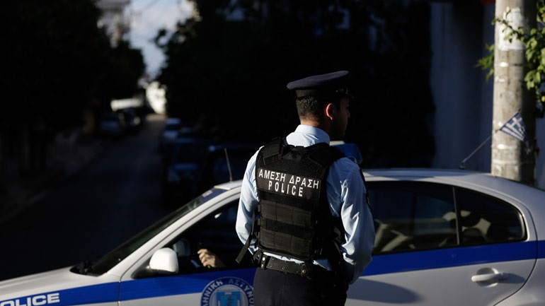 Σε καραντίνα τρεις αστυνομικοί θετικοί στον κορωνοϊό που γύρισαν από Τήνο - Media
