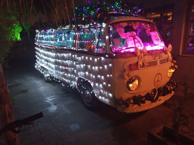 Το πιο χριστουγεννιάτικο (και λίγο κιτς) αυτοκίνητο βρίσκεται στα Χανιά  (Photo)  - Media