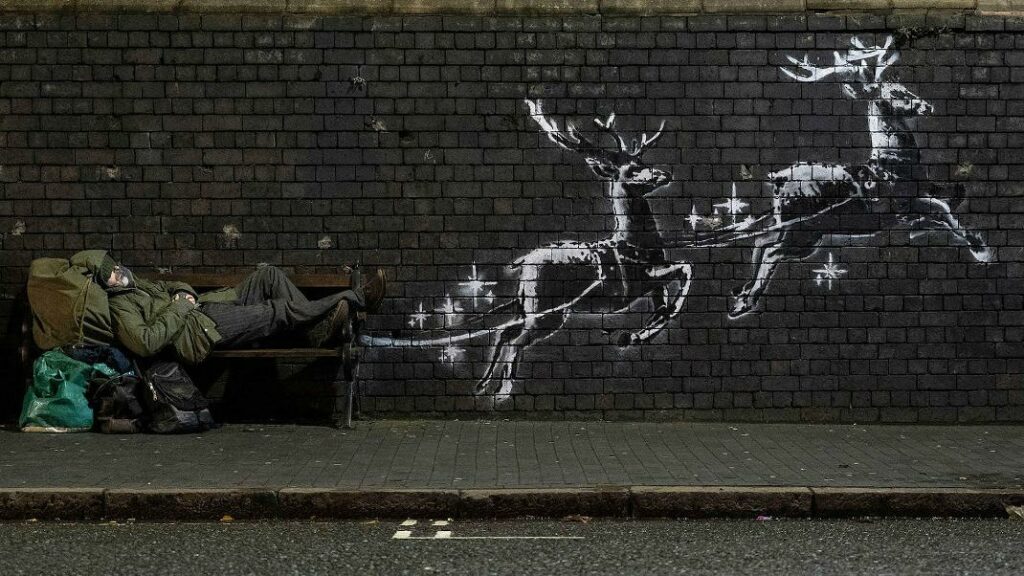 Το νέο έργο του Banksy είναι ένας άστεγος «Άγιος Βασίλης» - Το δυνατό μήνυμα (Video) - Media