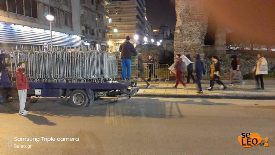 Θεσσαλονίκη: Η ΕΛ.ΑΣ. στήνει κάγκελα έξω από το ΑΠΘ (Photos) - Media