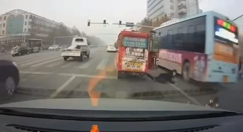 Παγώνει το αίμα: Παιδάκι ανοίγει την πόρτα του αυτοκινήτου και εν κινήσει πέφτει στο δρόμο δίπλα από τις ρόδες λεωφορείου (Photos) - Media