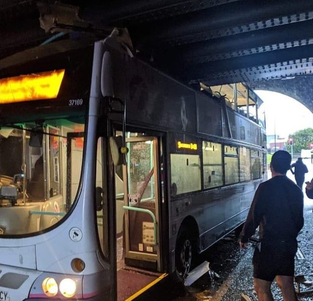 Οδηγός διώροφου λεωφορείου πήγε να περάσει κάτω από γέφυρα, αλλά ήταν πολύ χαμηλή - Το λεωφορείο έγινε «πίτα» (Photos) - Media