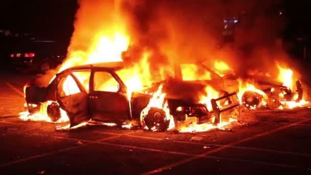 Ηράκλειο: Λαμπάδιασαν δύο αυτοκίνητα - Media