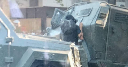 Χιλή: Σοκ με οχήματα της αστυνομίας που συνθλίβουν διαδηλωτή (Video) - Media