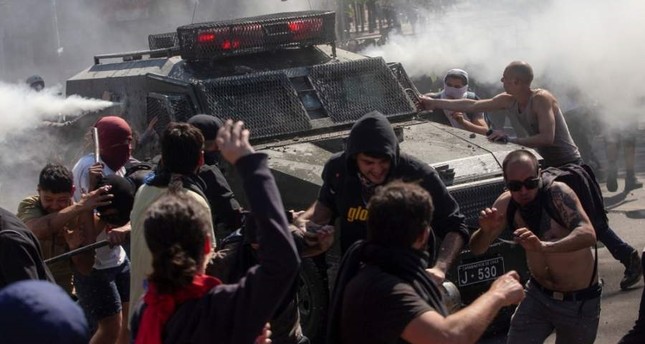 Χιλή: Η στιγμή που αστυνομικά τεθωρακισμένα συνθλίβουν διαδηλωτή (Video) - Media