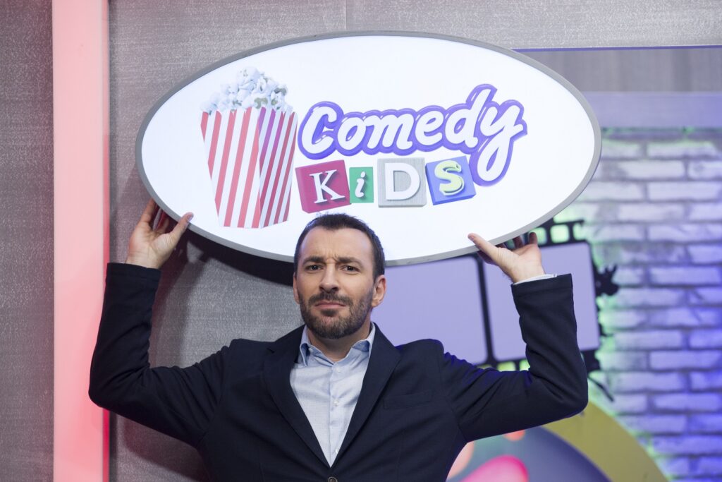 “Comedy Kids”: το νέο τηλεπαιχνίδι για γονείς και παιδιά με τον Γιώργο Χατζηπαύλου, σε παραγωγή COSMOTE TV - Media
