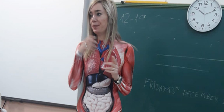 Δασκάλα στην Ισπανία έκανε το πιο πρωτότυπο μάθημα ανατομίας (Photos) - Media