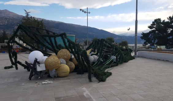 Γιάννενα: Οι ισχυροί άνεμοι «γκρέμισαν» το χριστουγεννιάτικο δέντρο (Photo) - Media