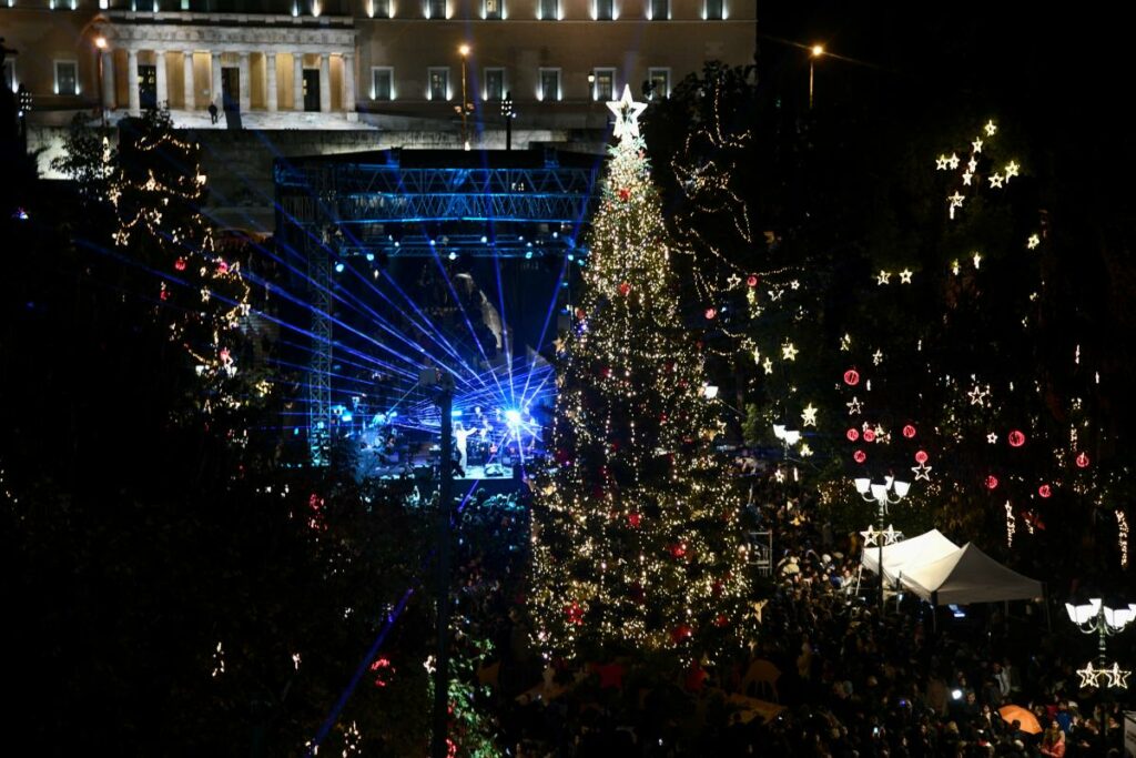 Πλατεία Συντάγματος: Φωταγωγήθηκε το χριστουγεννιάτικο δέντρο - 3D projection mapping στο κτίριο της Βουλής (Photos | Video) - Media