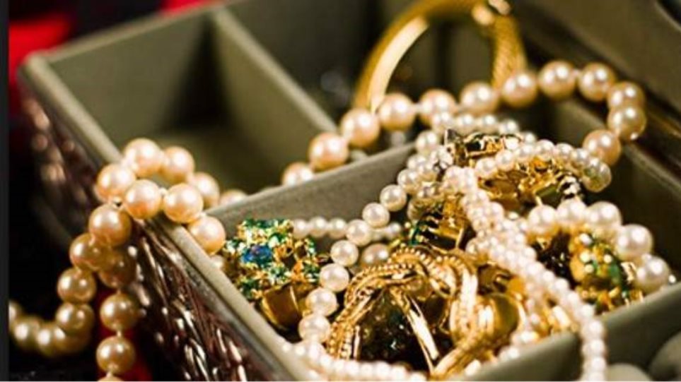 Πάτρα: Έβαλε στη βιτρίνα για πούλημα τα κλεμμένα χρυσαφικά - Media