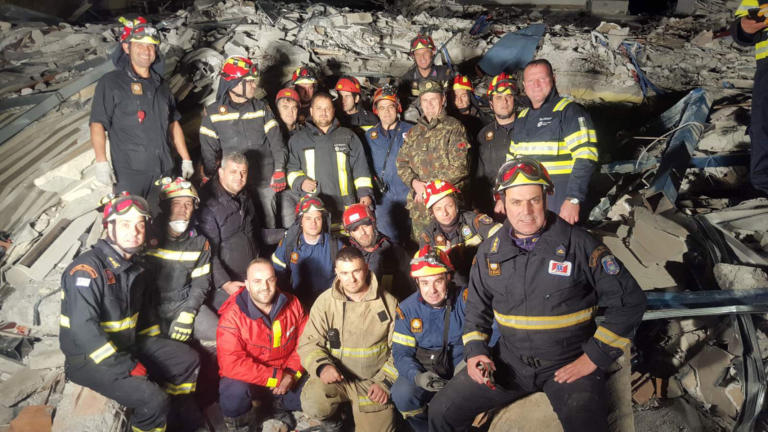 Ο Έντι Ράμα παρασημοφόρησε τα συνεργεία διάσωσης που συμμετείχαν στις επιχειρήσεις απεγκλωβισμού - Media