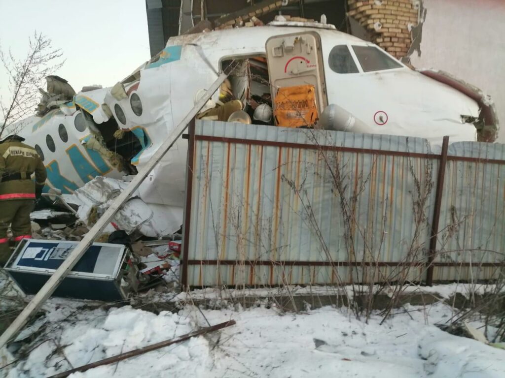 Καζακστάν: Αγωνία για 8 παιδιά που επέβαιναν στο αεροσκάφος - 66 τραυματίες, τουλάχιστον 15 νεκροί - Media