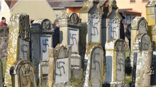 Βεβήλωσαν πάνω από 100 τάφους σε εβραϊκό νεκροταφείο στη Γαλλία (Photos) - Media