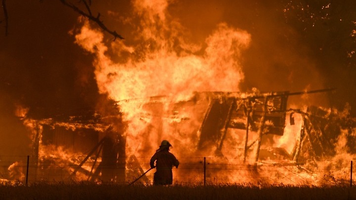 Αυστραλία: Στα πύρινα μέτωπα της φωτιάς περνούν οι πυροσβέστες τα Χριστούγεννα - Media