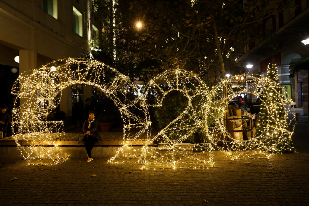 Ποιες εταιρείες ανέλαβαν το κόστος του χριστουγεννιάτικου φωτισμού σε δρόμους και πλατείες της Αθήνας (Photos) - Media