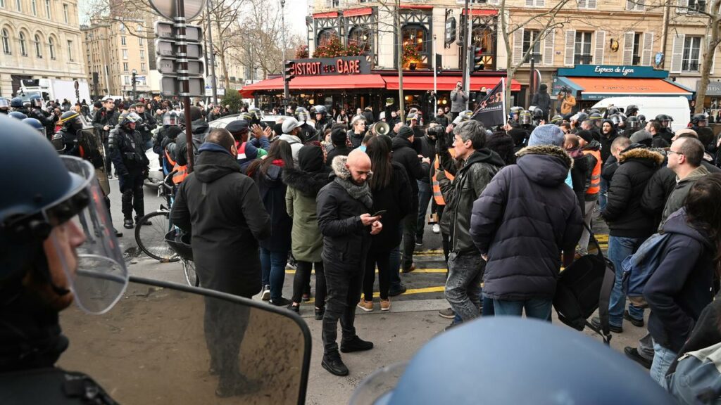 Χριστουγεννιάτικη «κόλαση» στη Γαλλία: Απεργίες, συγκρούσεις και παράλυτες συγκοινωνίες - Media