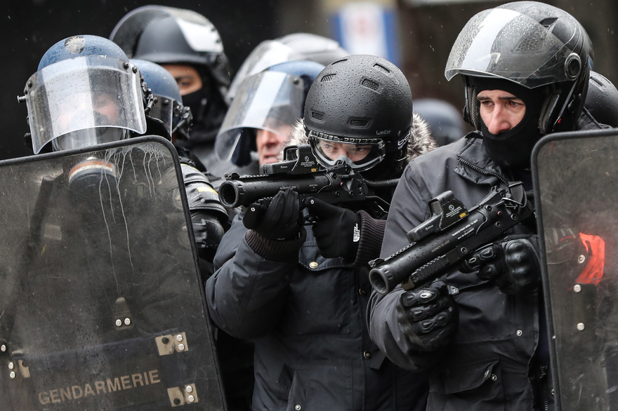 Γαλλία: Ποινές-χάδι σε αστυνομικούς για βία κατά των «Κίτρινων Γιλέκων» - «Ελεύθεροι» να συνεχίσουν το «ξύλο»  - Media