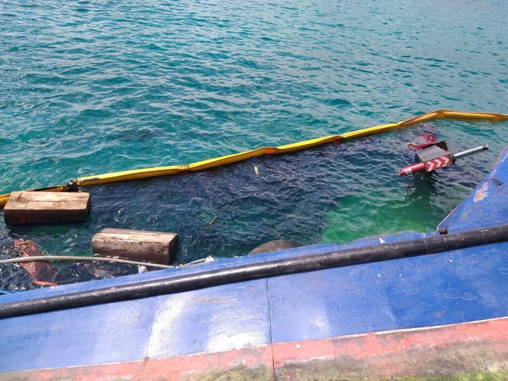 Καρέ-καρέ η βύθιση φορτηγίδας στα Γκαλαμπάγκος - Δύο τόνοι ντίζελ στη θάλασσα (Photos/Video) - Media