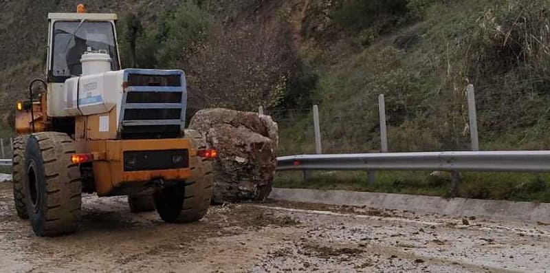 Τεράστιος βράχος  κατέληξε από το βουνό στην… Εγνατία Οδό (Photos) - Media