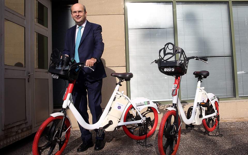 Μόνο με ηλεκτρικά αυτοκίνητα και ποδήλατα θα μετακινούνται στο υπουργείο Περιβάλλοντος (Photos) - Media