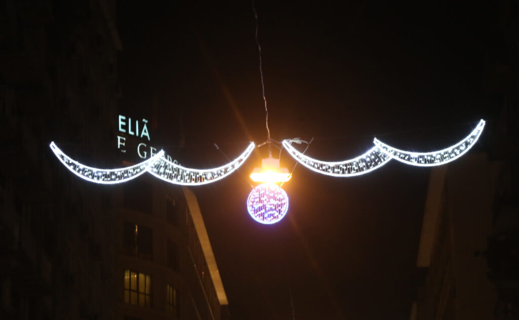 Στολισμός στην Αθήνα: Ιπτάμενα... μουστάκια κρέμασαν στη Χαλκοκονδύλη! (Photos) - Media