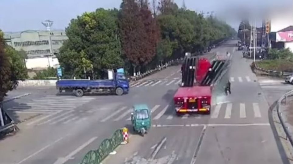 Τρομακτικό ατύχημα στην Κίνα: Γυάλινα πάνελ σκέπασαν αναβάτη σκούτερ (Video) - Media