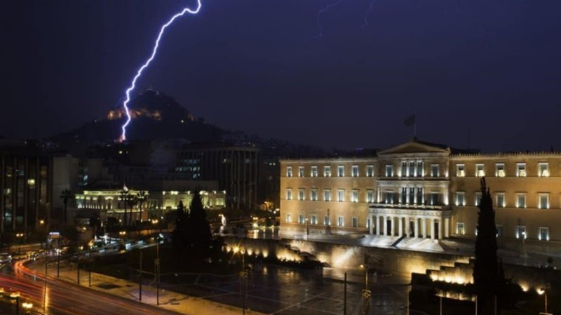 Η Διδώ «σαρώνει» και την Αθήνα: Σφοδρή καταιγίδα με ισχυρούς ανέμους - Media