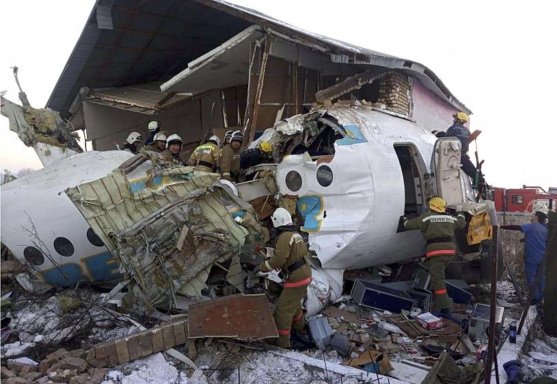 Αεροπορική τραγωδία στο Καζακστάν: Ένα μωρό ανασύρθηκε ζωντανό από τα συντρίμμια (Photos/Video) - Media