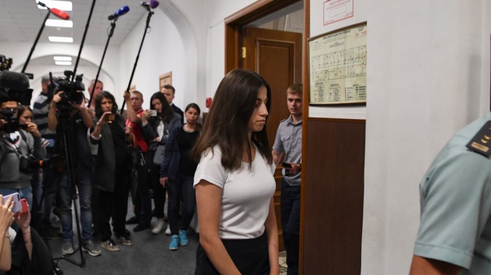 Σε δίκη οι 2 από τις 3 αδελφές που σκότωσαν τον πατέρα τους που τις κακοποιούσε - Media