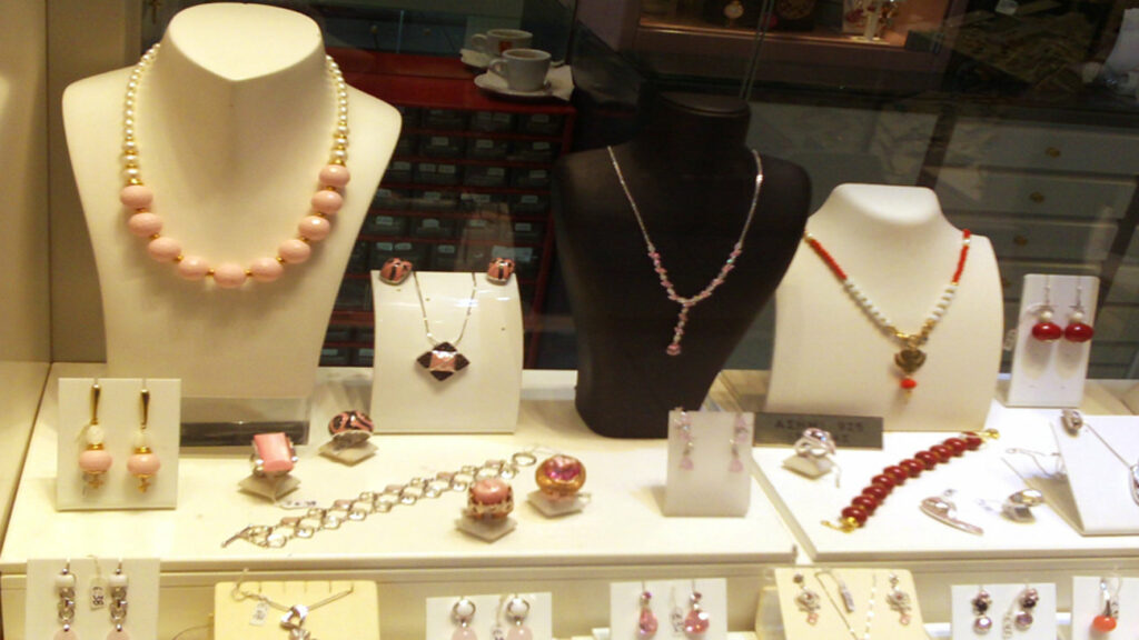 Έβαλε στη βιτρίνα για πούλημα τα κλεμμένα χρυσαφικά - Media