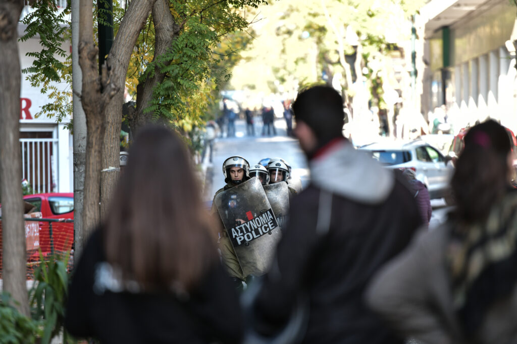Γνωμάτευση-σοκ για Κουκάκι: Αστυνομικός πυροβόλησε γυναίκα στο στήθος με πλαστική σφαίρα (Photo) - Media