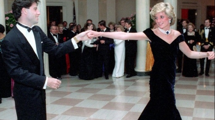 Το φόρεμα που φορούσε η Νταϊάνα όταν χόρεψε στον Λευκό οίκο πουλήθηκε πάνω από 252.000 ευρώ - Media