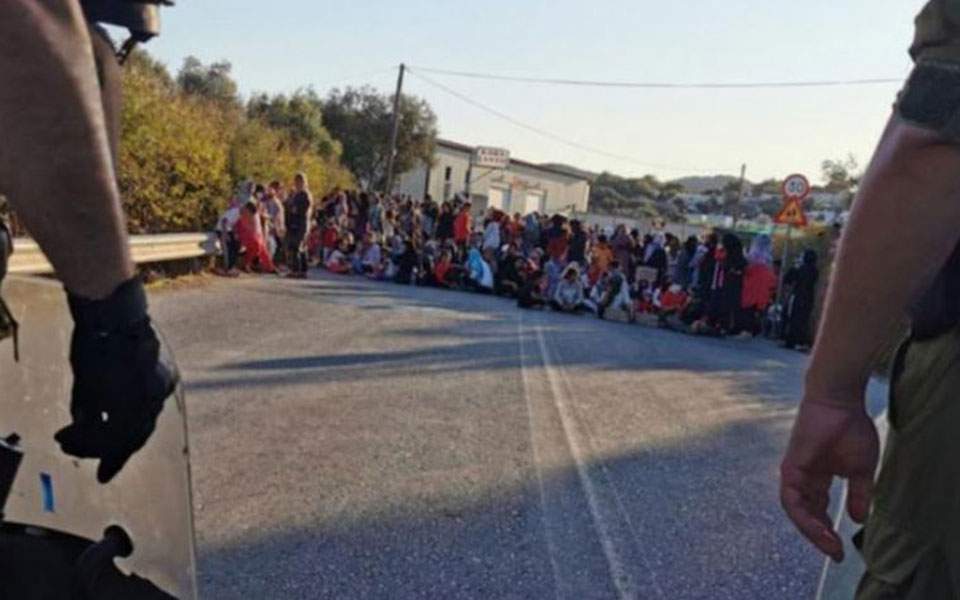 Λέσβος: Διαμαρτυρία και αποκλεισμός δρόμου από 200 μετανάστες - Media
