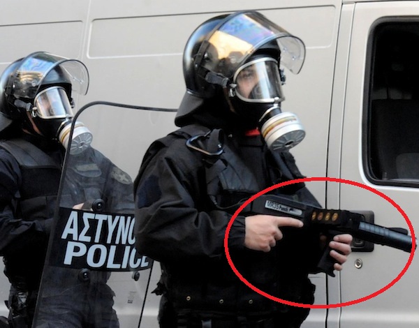 Επιχείρηση στο Κουκάκι: Αυτό είναι το όπλο της ΕΛΑΣ που τραυμάτισε με ελαστική μπάλα γυναίκα - Μπορεί ακόμα και να σκοτώσει! (Photos/Video) - Media