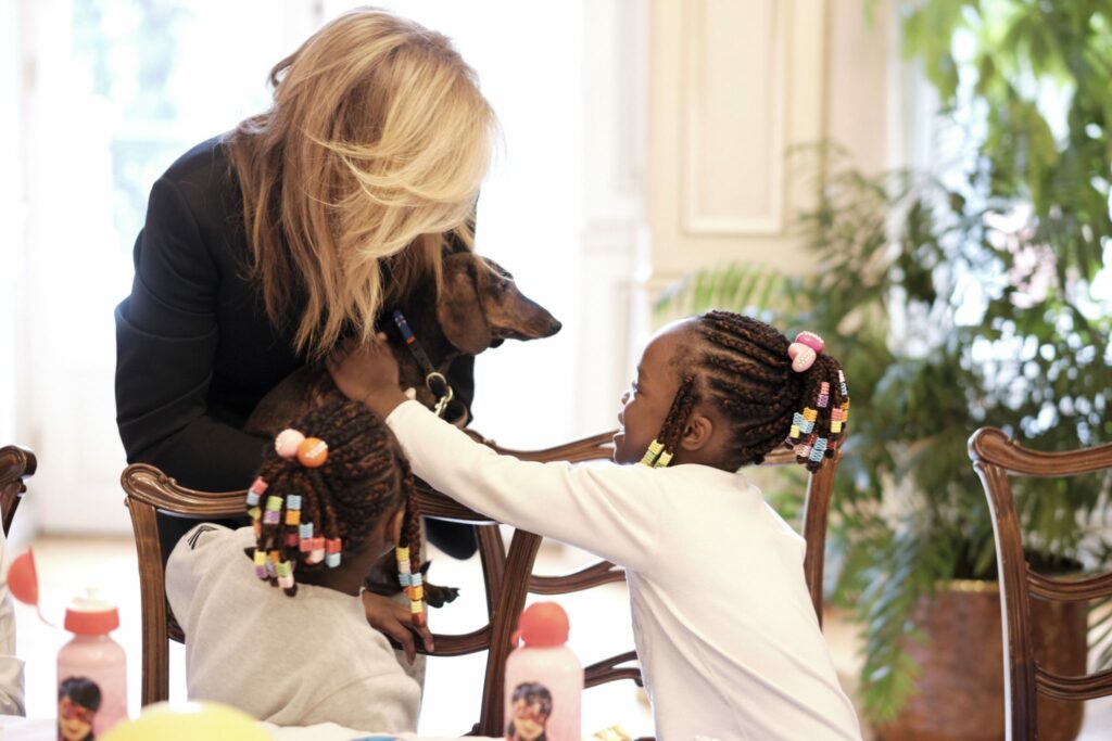 Μαξίμου: Με παιδιά της «Κιβωτού» στόλισαν το δέντρο Κυριάκος και Μαρέβα (photos) - Media