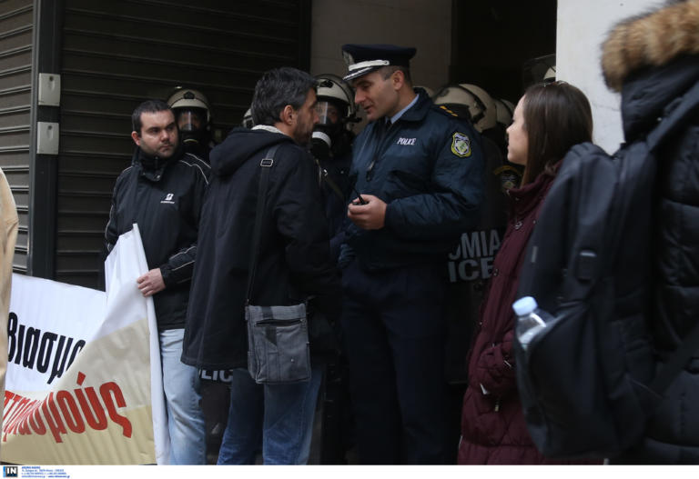 Θεσσαλονίκη: Ένταση και χημικά σε πλειστηριασμό πρώτης κατοικίας άνεργου (Photos/Video) - Media