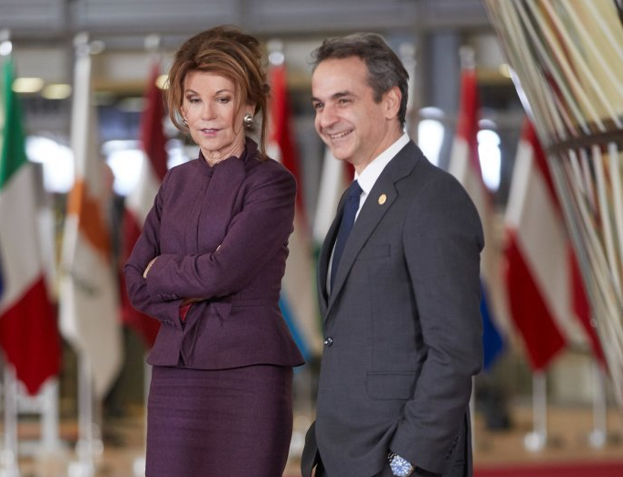 Ο Μητσοτάκης, η καγκελάριος της Αυστρίας και το... σκαλοπατάκι (Photo) - Media