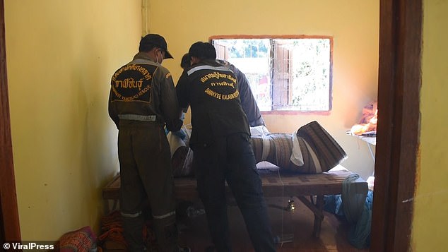 Βουδιστής μοναχός έπαιζε με το κινητό του και το φόρτιζε συγχρόνως και έπαθε ηλεκτροπληξία - Τον βρήκαν νεκρό (Photos) - Media