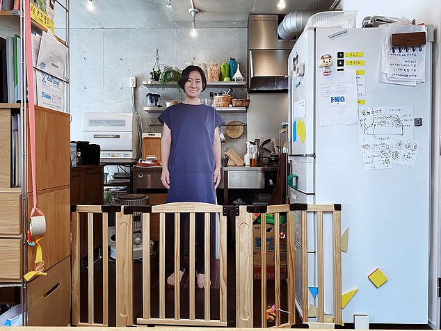 Μητέρα γέμισε το σπίτι με ομοιώματα της για να την βλέπει ο γιος της και να μην κλαίει όταν εκείνη λείπει (Video) - Media