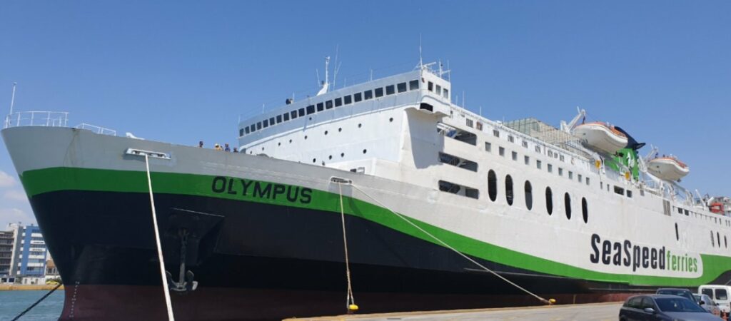 Το «Olympus» προσέκρουσε σε πλωτό γερανό στο λιμάνι του Ρεθύμνου - Media