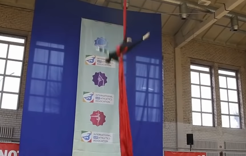 Τραγωδία: Ακροβάτισσα πέφτει από ύψος 7,5 μέτρων - Αγωνία για την υγεία της (Video, σκληρές εικόνες)  - Media